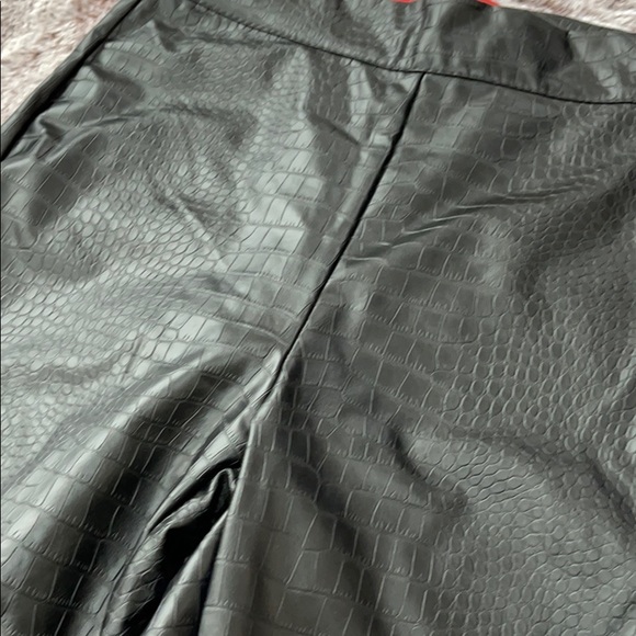 Guess - Picture 4 of 8